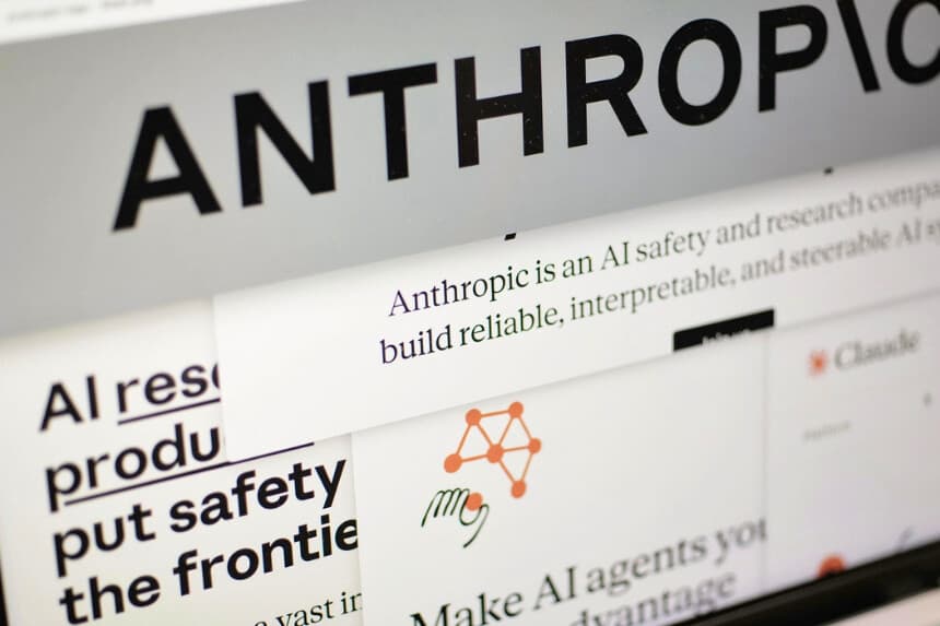 Páginas de la web de Anthropic y el logotipo de la empresa se muestran en una pantalla de ordenador en la ciudad de Nueva York el 26 de febrero de 2026. (Patrick Sison/AP).