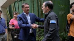 Flavio Bolsonaro dijo que planea implementar el modelo de megacárceles del presidente Bukele en El Salvador