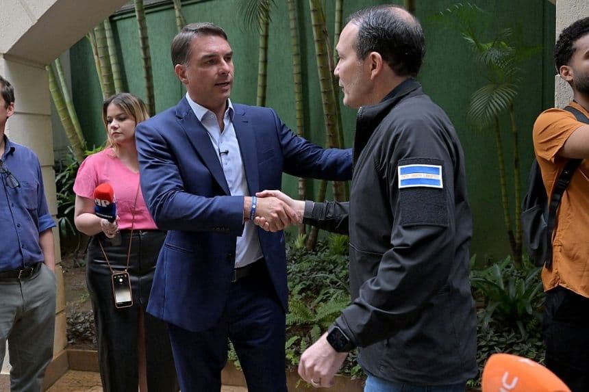 Flavio Bolsonaro dijo que planea implementar el modelo de megacárceles del presidente Bukele en El Salvador