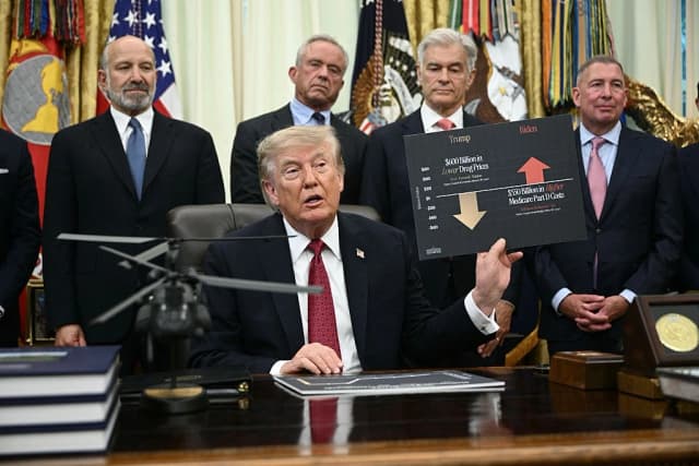 El presidente estadounidense Donald Trump habla durante un anuncio sobre la asequibilidad de la atención médica en el Despacho Oval de la Casa Blanca en Washington, D.C., el 31 de agosto de 2026. (Brendan Smialowski/AFP vía Getty Images).