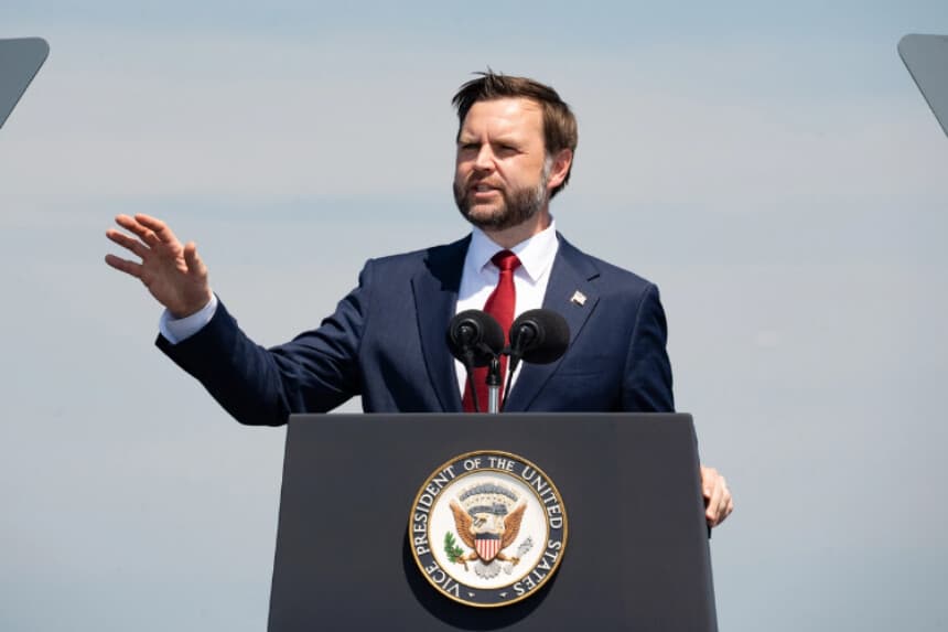 El vicepresidente JD Vance pronuncia un discurso a bordo del USS Kearsarge en la Revista Naval Internacional 250 en la ciudad de Nueva York el 4 de julio de 2026. (Samira Bouaou/The Epoch Times).