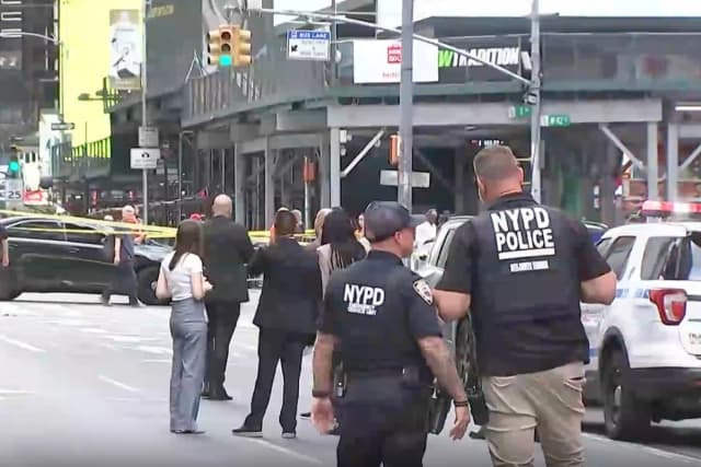 Agentes de la policía de Nueva York en el lugar de los hechos después de que una mujer, que blandía dos cuchillos grandes, apuñalara a dos personas en Times Square, en la ciudad de Nueva York, el 31 de agosto de 2026, en un fotograma de un video. (WABC vía AP)