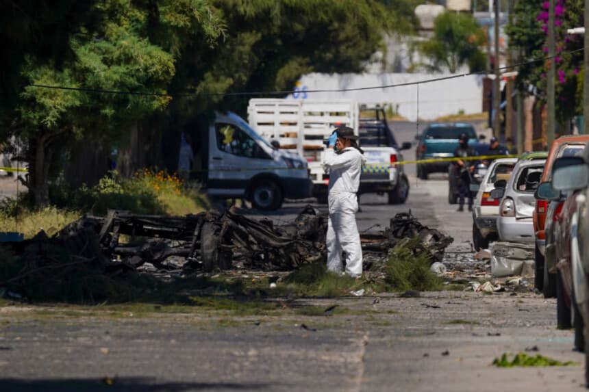 Un investigador forense trabaja en el lugar donde explotó un coche bomba cerca de una comisaría, en Acámbaro, estado de Guanajuato, México, el 24 de octubre de 2024. (Armando Solis/AP).