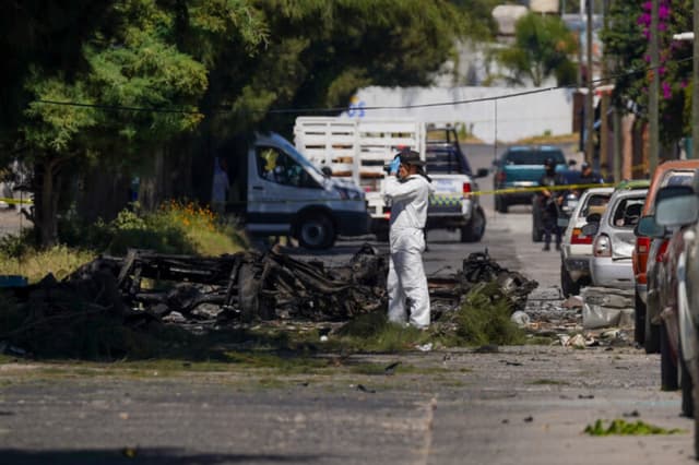 Un investigador forense trabaja en el lugar donde explotó un coche bomba cerca de una comisaría, en Acámbaro, estado de Guanajuato, México, el 24 de octubre de 2024. (Armando Solis/AP).