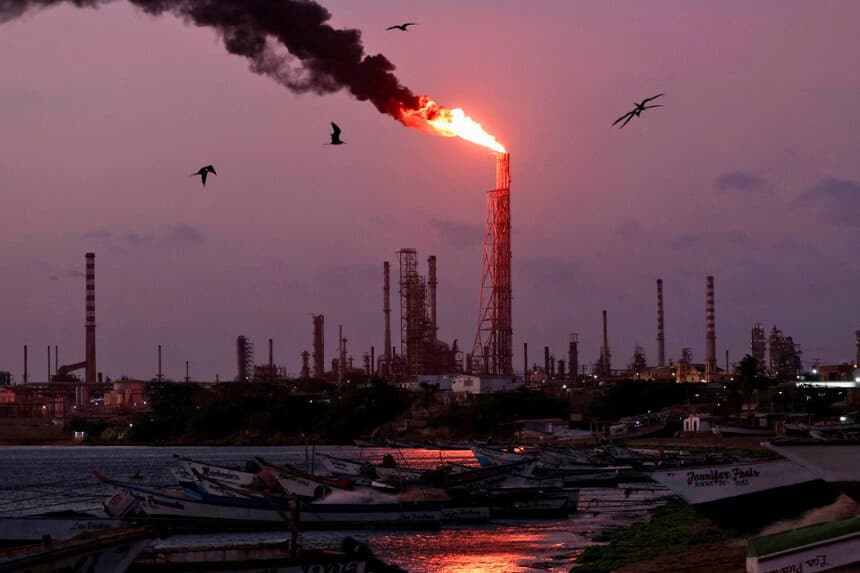 Una antorcha de gas arde en la refinería de Cardón, en Punta Cardón, Venezuela, el 6 de mayo de 2026. (Gaby Oraa/Reuters).
