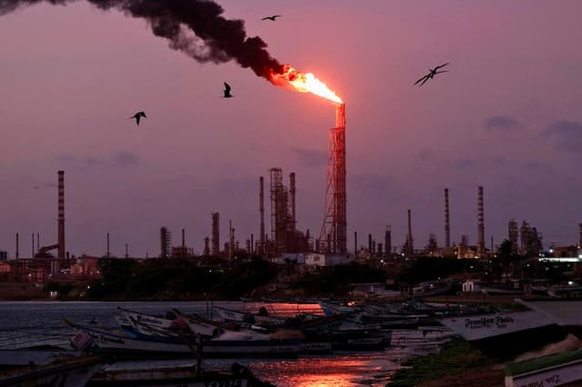Una antorcha de gas arde en la refinería de Cardón, en Punta Cardón, Venezuela, el 6 de mayo de 2026. (Gaby Oraa/Reuters).