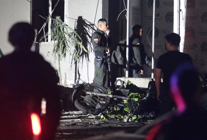 Policías e investigadores inspeccionan la estación de policía luego de que un coche bomba fuera detonado la noche de este martes en Los Patios, Colombia. El atentado dejó en llamas la estación policial y provocó el pánico entre los habitantes del sector, según constató EFE en la zona, que quedó sin luz tras el ataque. (EFE/Mario Caicedo)