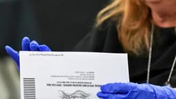 Administración Trump pide a corte de apelaciones levantar bloqueo a norma de USPS sobre voto por correo