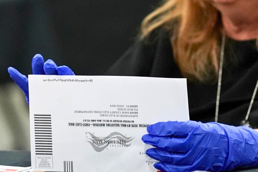 Un trabajador electoral clasifica papeletas de voto por correo en la Oficina del Supervisor de Elecciones del Condado de Miami-Dade para las primarias de Florida en Doral, Florida, el 18 de agosto de 2026. (Lynne Sladky/Foto AP).