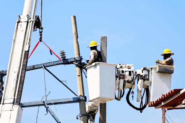 Trabajadores de la Comisión Federal de Electricidad reparan el suministro eléctrico, el 6 de noviembre de 2023. (FRANCISCO ROBLES/AFP vía Getty Images)
