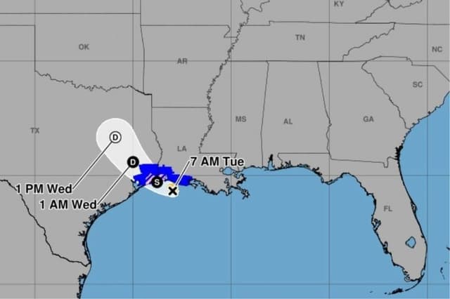 Un mapa de pronóstico publicado por el Centro Nacional de Huracanes muestra la trayectoria de la tormenta tropical Edouard, con las advertencias de tormenta tropical marcadas en azul, las vigilancias de tormenta tropical en amarillo y las vigilancias de huracán en rosa. (NHC)