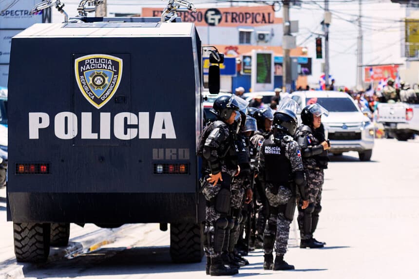Agentes de la Policía Nacional montan guardia, provincia de La Altagracia, República Dominicana, el 30 de marzo de 2025. (ERICKSON POLANCO/AFP vía Getty Images)