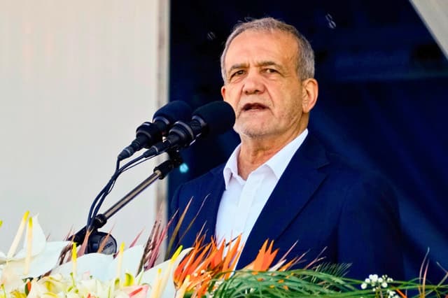 El presidente iraní Masoud Pezeshkian habla durante el desfile del Día Nacional del Ejército, a las afueras de Teherán, el 18 de abril de 2025. (Vahid Salemi/AP Photo).