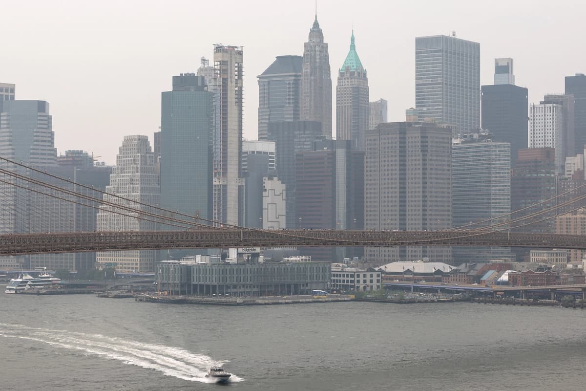Vista del horizonte del bajo Manhattan desde el puente de Manhattan, en medio de la bruma provocada por los incendios forestales canadienses, en la ciudad de Nueva York, el 16 de julio de 2026. (Michael M. Santiago/Getty Images).