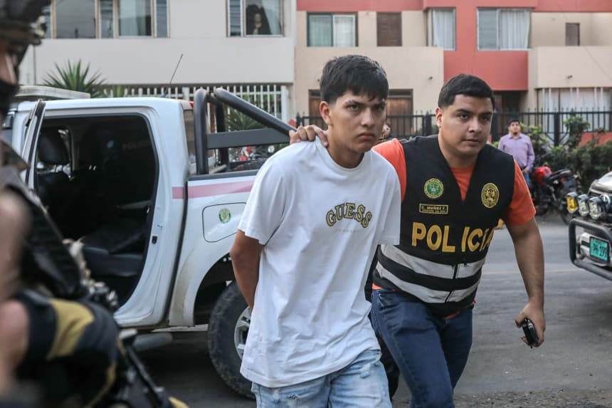Un integrante de la Policía de Perú traslada a uno de los presuntos responsables del secuestro del empresario Jenss Lara, este lunes, a la División de Investigación Criminal Alcides Vigo Hurtado en Trujillo, Perú. (EFE/Paul Vallejos)