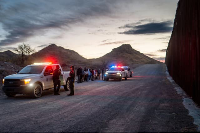 Agentes de la Oficina de Aduanas y Protección Fronteriza de EE. UU. arrestan a inmigrantes ilegales de México y Guatemala en un tramo del muro fronterizo que fue abierto en Ruby, Arizona, el 4 de enero de 2025. (Brandon Bell/Getty Images).