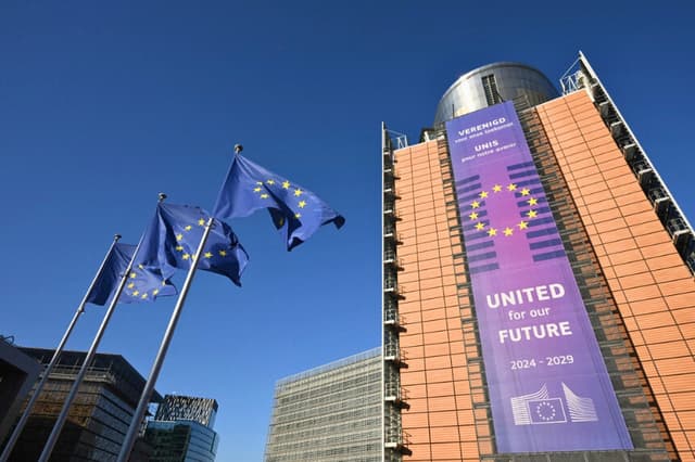 El edificio Berlaymont, sede de la Comisión de la Unión Europea, en Bruselas, el 15 de diciembre de 2025. (Nicolas Tucat/AFP vía Getty Images).