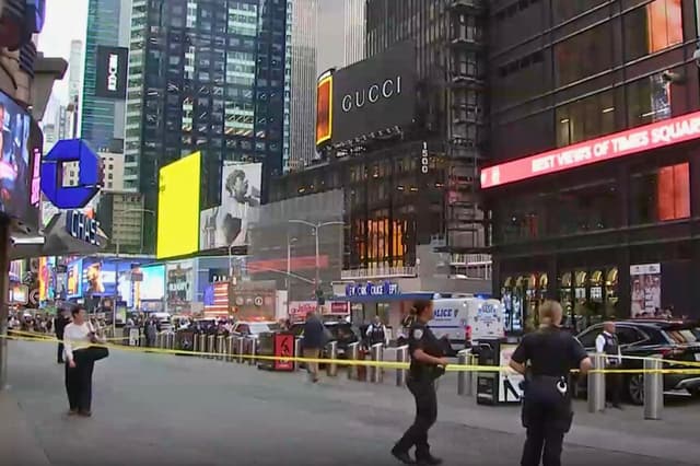 Esta imagen, tomada de un video proporcionado por WABC-TV, muestra a agentes de la Policía de Nueva York (NYPD) en el lugar de los hechos después de que una mujer que blandía dos cuchillos grandes recibiera un disparo de los agentes en Times Square, en el distrito de Manhattan de la ciudad de Nueva York, el 31 de agosto de 2026. (WABC vía AP).