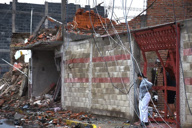 Una persona observa una zona afectada por la explosión de un auto en inmediaciones de una estación de policía y que dejo al menos 10 lesionados, dos en estado grave en el municipio de Ojocaliente, Zacatecas, México. (EFE/ Madla Hartz)
