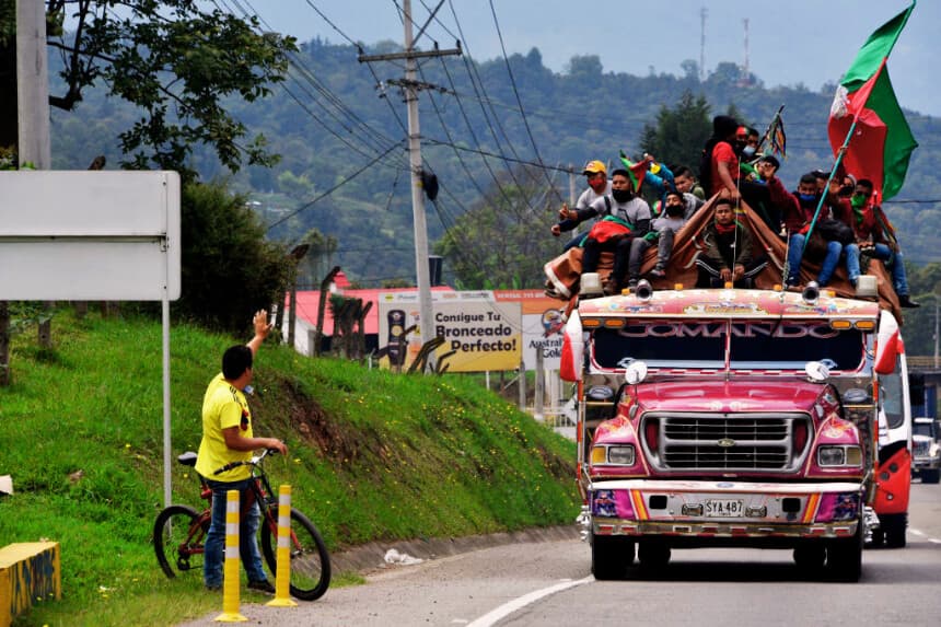 Indígenas colombianos viajan a Bogotá para exigir una reunión con el presidente el 18 de octubre de 2020 en Granada, Colombia. (Guillermo Legaria/Getty Images)