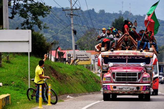 Indígenas colombianos viajan a Bogotá para exigir una reunión con el presidente el 18 de octubre de 2020 en Granada, Colombia. (Guillermo Legaria/Getty Images)