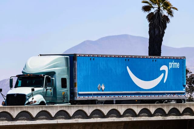 Un camión con el logo de Amazon Prime en California el 31 de julio de 2025. (Patrick T. Fallon/AFP vía Getty Images).