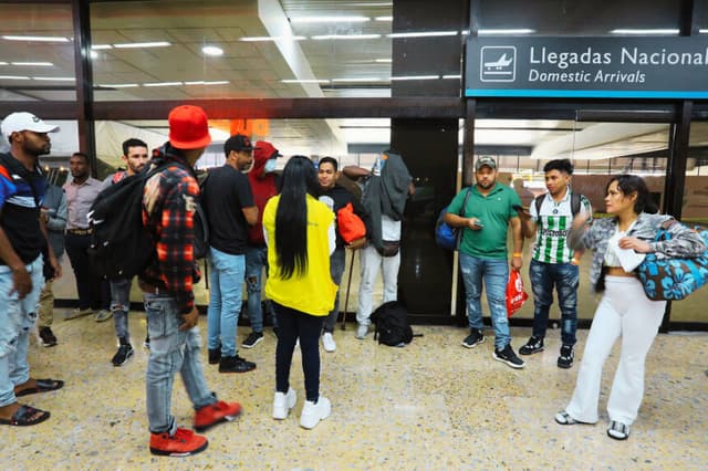 Personas en el Aeropuerto Internacional José María Córdova, en Rionegro, departamento de Antioquia, Colombia, el 13 de febrero de 2025. (JAIME SALDARRIAGA/AFP vía Getty Images)