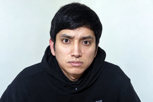 Fotografía cedida por el Ministerio del Interior de Perú que muestra a Jhonsson Smit Cruz Torres, apodado John Pulpo y considerado el principal líder de la banda criminal Los Pulpos, quien fue capturado este martes en Bolivia, se le atribuye el secuestro de un empresario y la matanza de sus cuatro acompañantes el pasado domingo en la ciudad de Trujillo. (EFE/ Ministerio del Interior de Perú)
