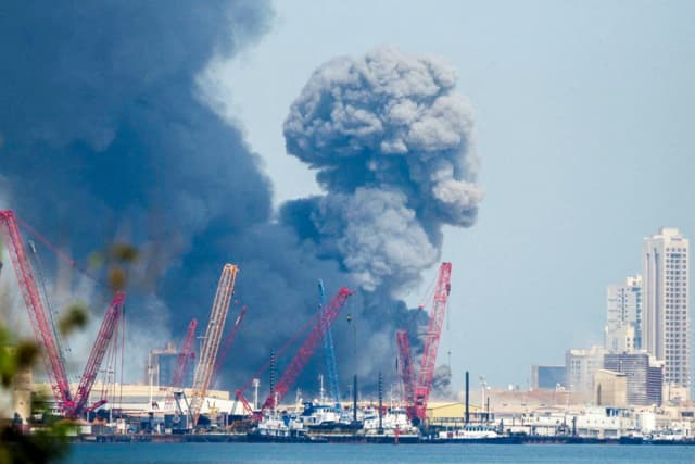 El humo se eleva tras escucharse explosiones en Manama, Baréin, el 28 de febrero de 2026. (Reuters/Stringer)