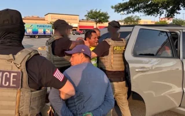 Agentes del Servicio de Inmigración y Control de Aduanas de EE. UU. (ICE) realizan detenciones durante la Operación Comunidad Segura en Virginia y Maryland entre el 1 y el 14 de agosto de 2026. (Departamento de Seguridad Nacional)