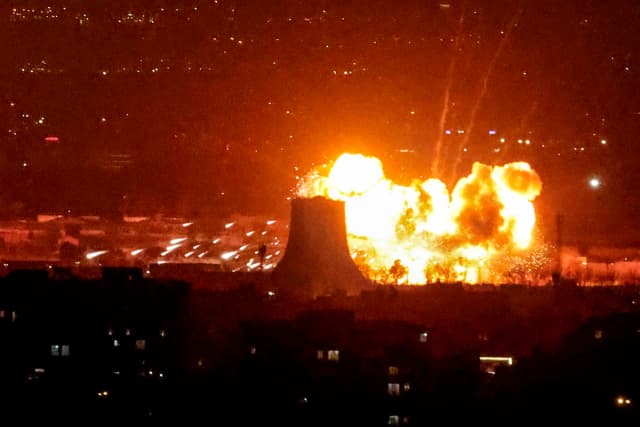 Una explosión se produce tras los ataques cerca de la Torre Azadi, próxima al Aeropuerto Internacional de Mehrabad en Teherán, el 7 de marzo de 2026. Estados Unidos e Israel lanzaron ataques contra Irán el 28 de febrero, lo que provocó una rápida represalia por parte de la república islámica, que respondió con ataques con misiles en toda la región. (Atta Kenare/AFP vía Getty Images).