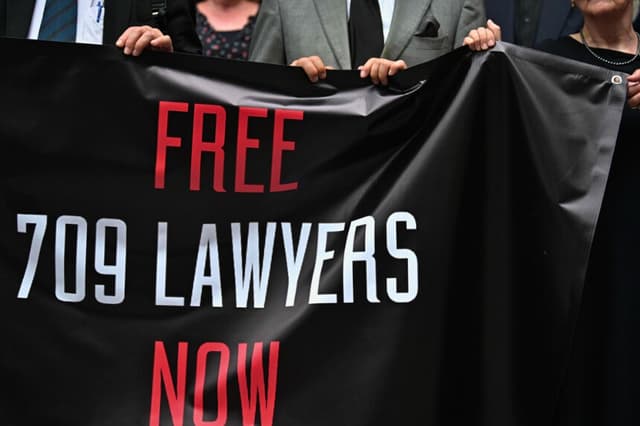 Abogados y activistas se reúnen para una protesta silenciosa en el tribunal de última instancia de Hong Kong por el cuarto aniversario de la "represión 709" contra abogados de derechos humanos en toda China, el 9 de julio de 2019. (Anthony Wallace/AFP/Getty Images).
