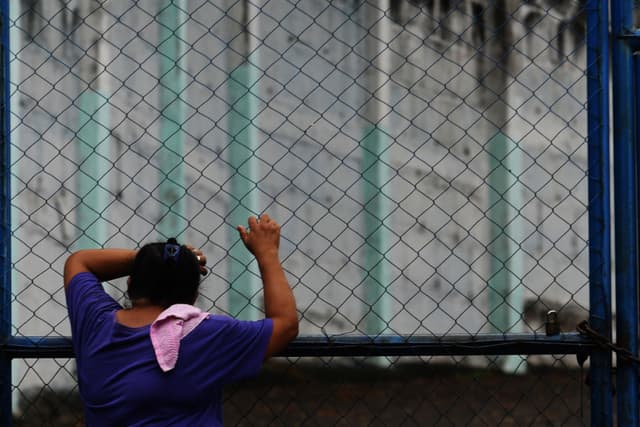 Una madre exige la liberación de su hijo, capturado por policías y paramilitares y recluido en la cárcel "El Chipote" en Managua, el 16 de junio de 2018. (MARVIN RECINOS/AFP via Getty Images)