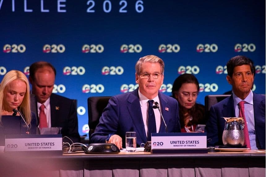 El secretario del Tesoro de EE. UU., Scott Bessent, da inicio a una sesión plenaria sobre educación financiera, mientras líderes mundiales del sector financiero se reúnen con él en el marco de las reuniones financieras del G20 de 2026, el 1 de septiembre de 2026 en Asheville, Carolina del Norte. (Melissa Sue Gerrits/Getty Images)