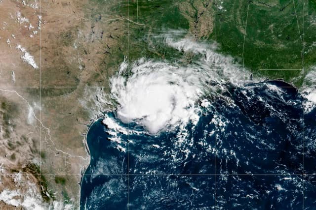 Esta imagen satelital proporcionada por la NOAA muestra la tormenta tropical Edouard sobre el Golfo el 1 de septiembre de 2026. (NOAA vía AP)