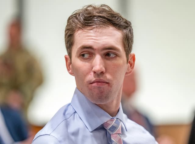 Tyler Robinson, acusado del asesinato de Charlie Kirk, comparece durante una audiencia en la corte del Cuarto Distrito en Provo, Utah, el 11 de diciembre de 2025. (Rick Egan/Pool/Getty Images)