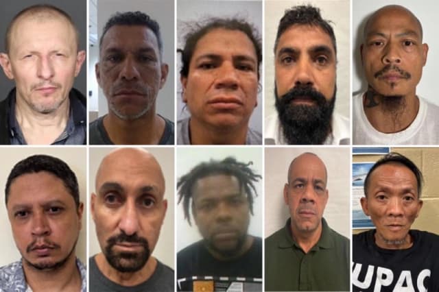 En agosto de 2026, agentes federales de inmigración arrestaron a casi 2200 inmigrantes ilegales, incluidos estos extranjeros con antecedentes penales, en todo Nueva York durante la Operación Manzana Podrida. (DHS).