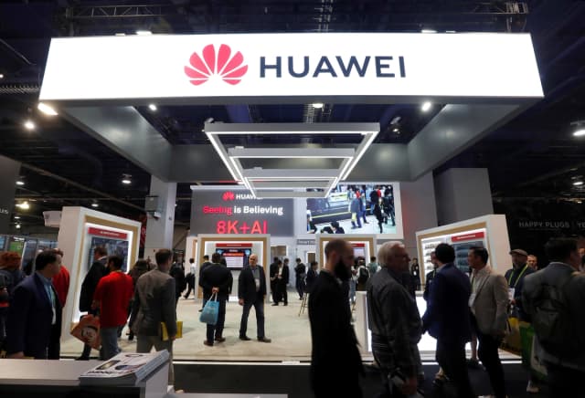 Asistentes pasan junto a un stand de Huawei durante el CES 2019 en Las Vegas, el 9 de enero de 2019. (Steve Marcus/Reuters).