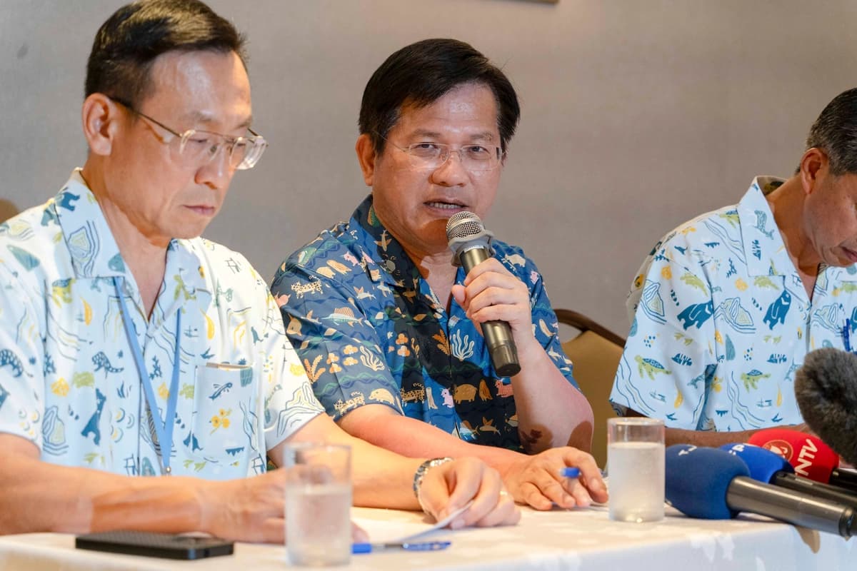 El ministro de Asuntos Exteriores de Taiwán, Lin Chia-lung (C), habla en una conferencia de prensa en Koror, Palaos, el 1 de septiembre de 2026. (Tal Atzmon/The Epoch Times).