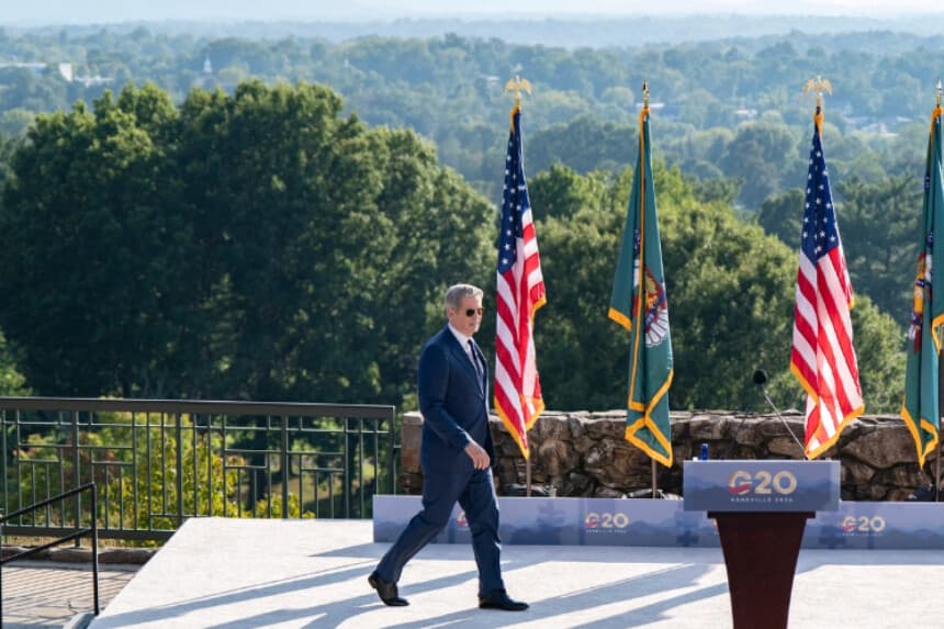 El secretario del Tesoro de EE. UU., Scott Bessent, llega a una conferencia de prensa al término de la reunión del G20 en Asheville, Carolina del Norte, el 1 de septiembre de 2026. (Allison Joyce/AFP vía Getty Images).