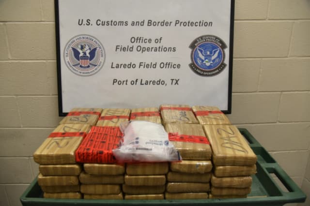 Agentes fronterizos interceptaron más de 220 libras de cocaína el 21 y 24 de agosto de 2026 en Laredo, Texas, como parte de los decomisos históricos de narcóticos ilegales en EE. UU. (Aduanas y Protección Fronteriza).
