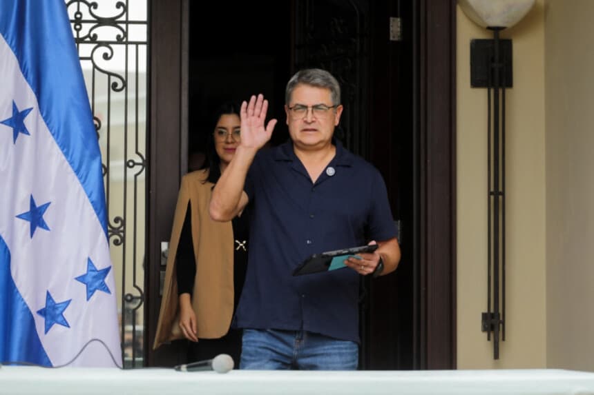El expresidente hondureño Juan Orlando Hernández hace un gesto mientras sale para ofrecer una rueda de prensa frente a su casa en Tegucigalpa, Honduras, el 6 de agosto de 2026. (Fredy Rodríguez/Reuters).