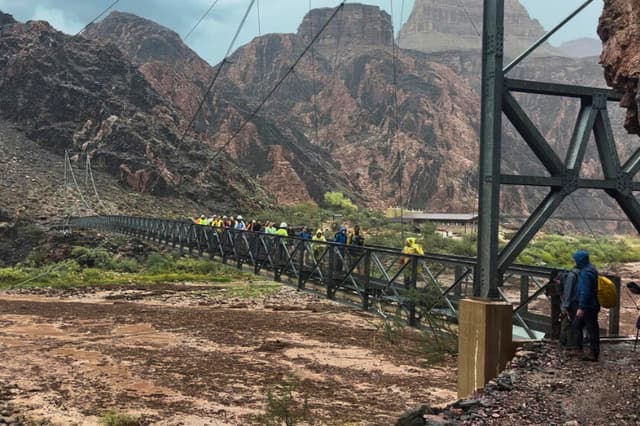 Unas personas cruzan un puente en medio de una crecida repentina en el Parque Nacional del Gran Cañón, en Arizona, EE. UU., el 29 de agosto de 2026. (Foto: Wieke De Boer/vía REUTERS).
