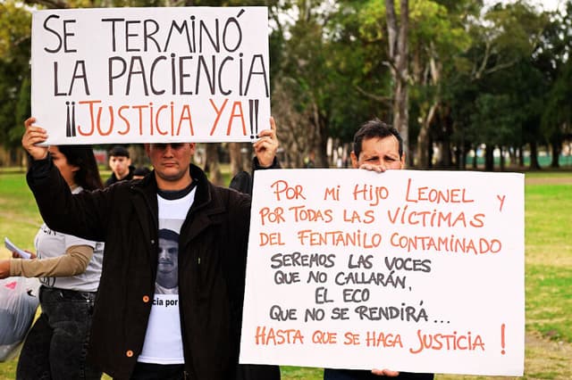 Los familiares de las víctimas de la contaminación por fentanilo marcharon hacia el Hospital Italiano de La Plata, Argentina, el 31 de julio de 2025, para exigir justicia. (NACHO AMICONI/AFP vía Getty Images)
