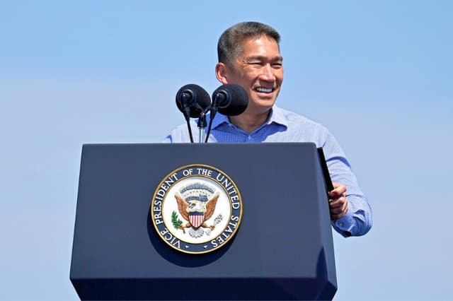 El secretario interino de la Marina, Hung Cao, habla durante una Revisión Naval Internacional a bordo del USS Kearsarge en el puerto de Nueva York, en la ciudad de Nueva York, el 4 de julio de 2026. (Vincent Alban/Getty Images).