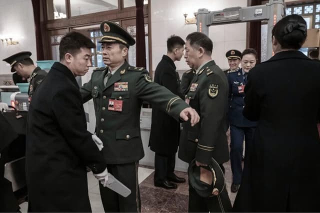 Delegados militares que asisten al Congreso Nacional del Pueblo del Partido Comunista Chino pasan controles de seguridad al entrar al Gran Salón del Pueblo en Beijing el 5 de marzo de 2026. (Kevin Frayer/Getty Images).