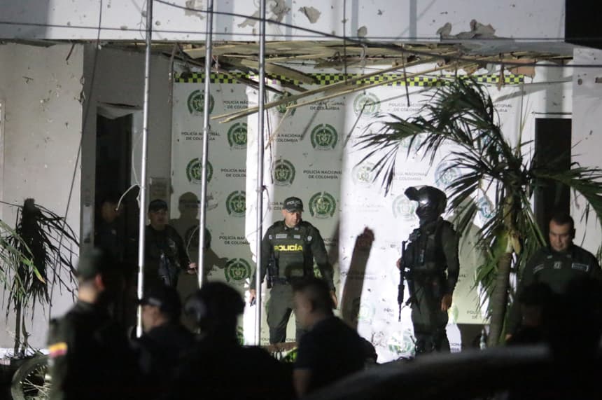 Policías e investigadores inspeccionan la estación de policía luego de que un coche bomba fuera detonado la noche de este martes en Los Patios, Colombia. El atentado dejó en llamas la estación policial y provocó el pánico entre los habitantes del sector, según constató EFE en la zona, que quedó sin luz tras el ataque. (EFE/Mario Caicedo)