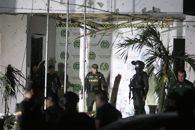 Policías e investigadores inspeccionan la estación de policía luego de que un coche bomba fuera detonado la noche de este martes en Los Patios, Colombia. El atentado dejó en llamas la estación policial y provocó el pánico entre los habitantes del sector, según constató EFE en la zona, que quedó sin luz tras el ataque. (EFE/Mario Caicedo)