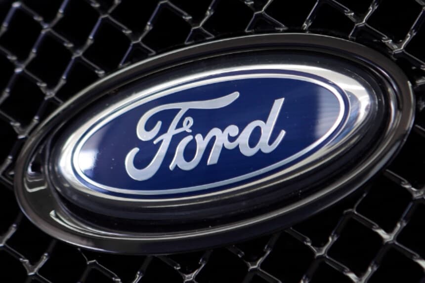 Logotipo de Ford en un vehículo en un concesionario de Hialeah, Florida, el 21 de agosto de 2014. (Alan Diaz/AP).