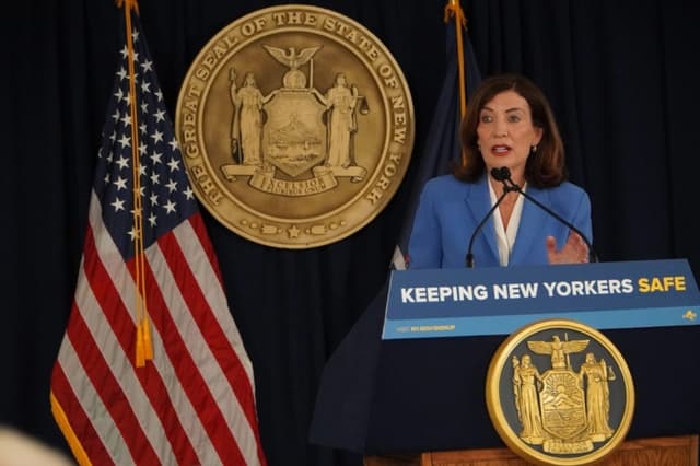 La gobernadora Kathy Hochul responde a preguntas de la prensa en la ciudad de Nueva York el 1 de septiembre de 2206. (Nicholas Zifcak/The Epoch Times)